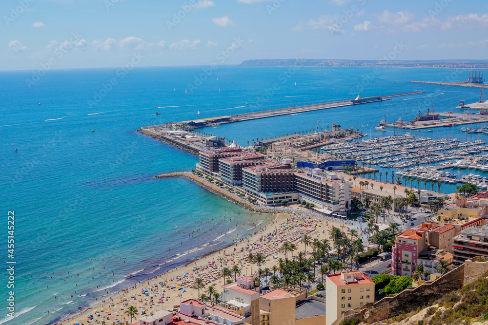 Vistas panorámicas de la ciudad de Alicante vista desde las murallas medievales del Castillo de Santa Barbara.