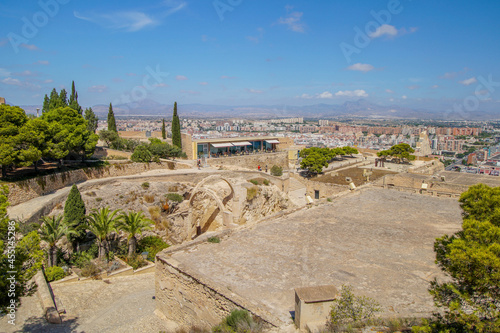 Restos arqueológicos del Castillo de Santa Barbara en Alicante - España