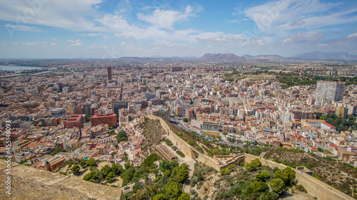 Vistas aéreas de Alicante en un día soleado y claro © Tonikko
