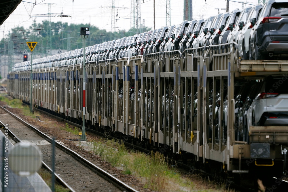 Transportzug mit Neuwagen auf Bahnstrecke