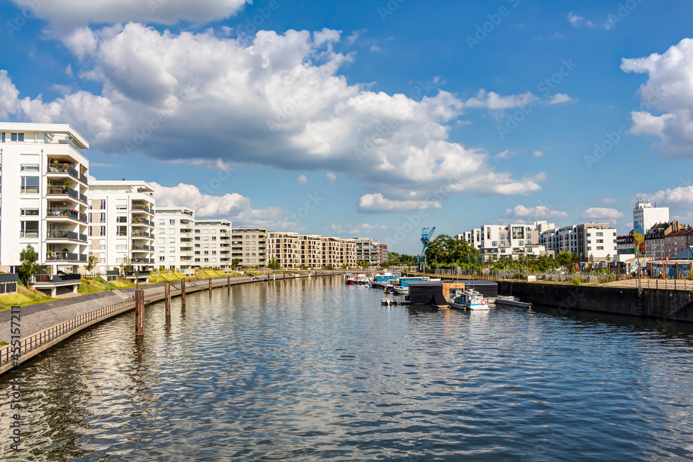 Moderne Neubau-Immobilien am Wasser im Hafen Offenbach am Main, Hessen: Entwicklung eines  neuen Wohnquartiers einer Stadt mit Eigentumswohnungen und Apartments