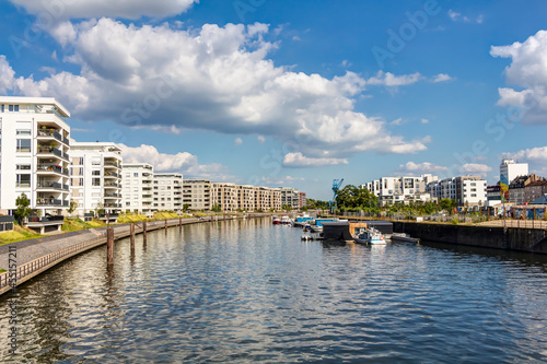 Moderne Neubau-Immobilien am Wasser im Hafen Offenbach am Main, Hessen: Entwicklung eines neuen Wohnquartiers einer Stadt mit Eigentumswohnungen und Apartments