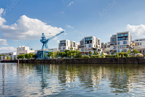 Moderne Neubau-Immobilien am Wasser im Hafen Offenbach am Main, Hessen: Entwicklung eines  neuen Wohnquartiers einer Stadt mit Eigentumswohnungen und Apartments