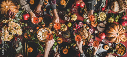 Foto Family or friends celebrating Thanksgiving day with rose wine