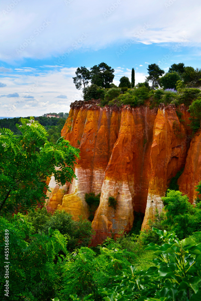 Naklejka premium ochrowe, pomarańczowe skały, Provence in France, trees on the cliff, house on ocher yellow rock,