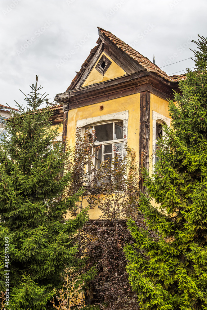 Ottoman period houses in Ortamahalle, which preserves its historical texture in Trabzon's Akçaabat district. Ottoman period houses in Ortamahalle, which preserves its historical texture in Trabzon's Akçaabat district.