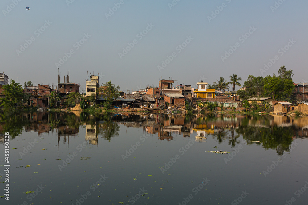 ネパール　ヒンドゥー教の聖地ジャナクプルの郊外の町並みと大きな池