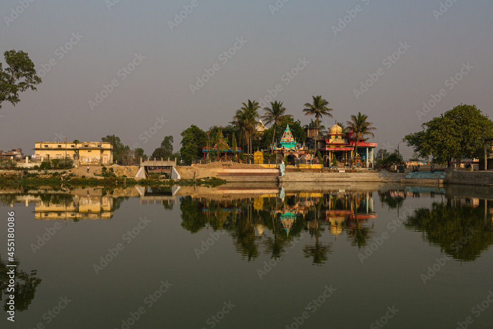 ネパール　ヒンドゥー教の聖地ジャナクプルの大きな沐浴の池とヒンドゥー教寺院