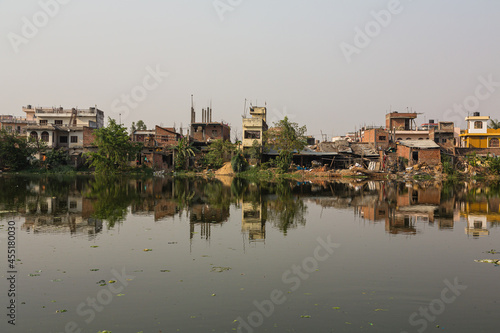 ネパール ヒンドゥー教の聖地ジャナクプルの郊外の町並みと大きな池