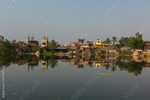 ネパール　ヒンドゥー教の聖地ジャナクプルの郊外の町並みと大きな池 © pespiero