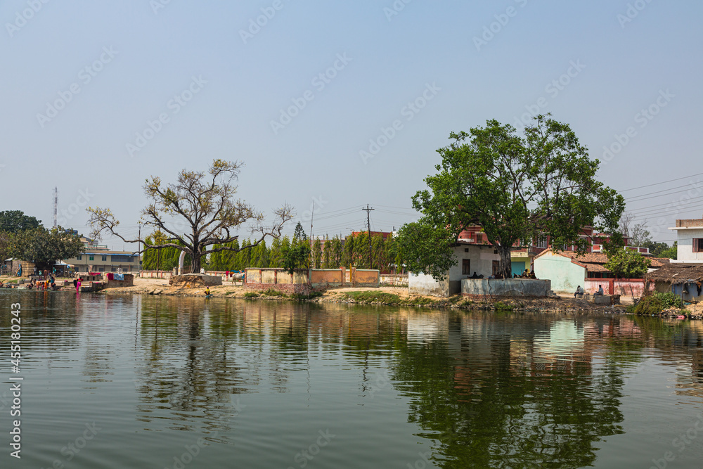 ネパール　ヒンドゥー教の聖地ジャナクプルの郊外の町並みと大きな池