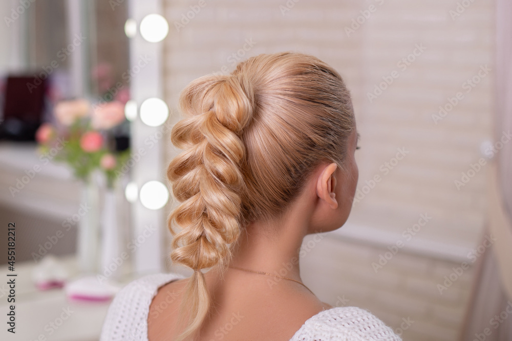 Female back with blonde braid hairstyle on hairdressing salon background - obrazy, fototapety, plakaty 