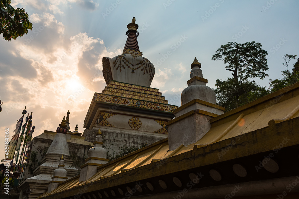 ネパール　カトマンズのスワヤンブナート寺院への山道沿いにある寺院