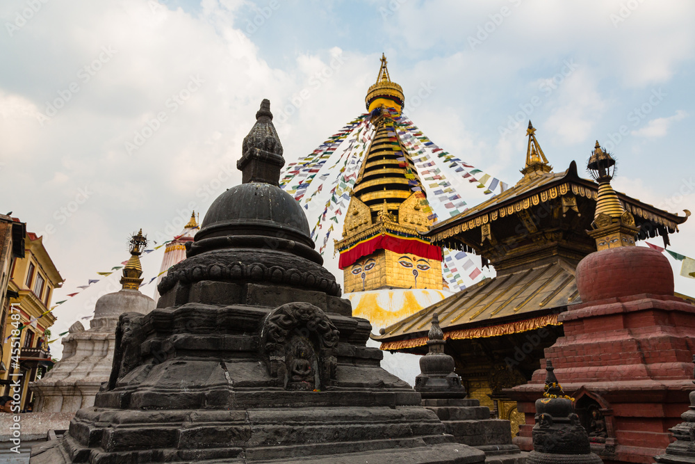 Fototapeta premium ネパール カトマンズのモンキー・テンプルとも言われるスワヤンブナート寺院のブッダアイが描かれているストゥーパ