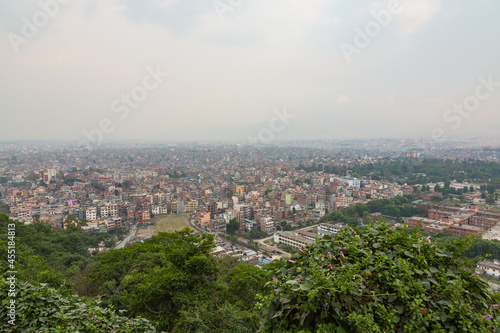 ネパール　カトマンズのモンキー・テンプルとも言われるスワヤンブナート寺院から見えるカトマンズ盆地 © pespiero