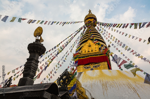 ネパール カトマンズのモンキー・テンプルとも言われるスワヤンブナート寺院のブッダアイが描かれている仏塔