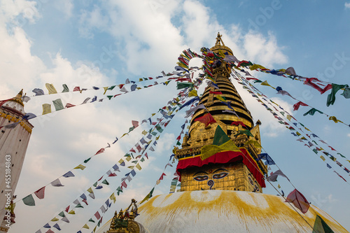 ネパール　カトマンズのモンキー・テンプルとも言われるスワヤンブナート寺院のブッダアイが描かれている仏塔