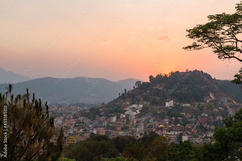 ネパール　カトマンズのスワヤンブナート寺院のある丘から見えるカトマンズ盆地と夕焼けでオレンジに染まった空