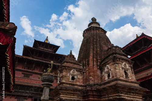 ネパール パタンのダルバール広場に建つ旧王宮、ハリ・シャンカル寺院、ナラシンハ寺院とヨーグナレンドラ・マッラ王の像