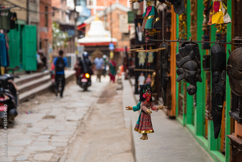 ネパール　パタンの旧市街の街並みとお土産で売られている人形
