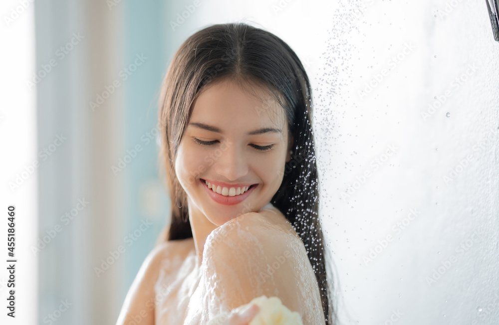 Asian woman She takes a shower and washes her hair in the bathroom Asian woman She takes a shower and washes her hair in the bathroom