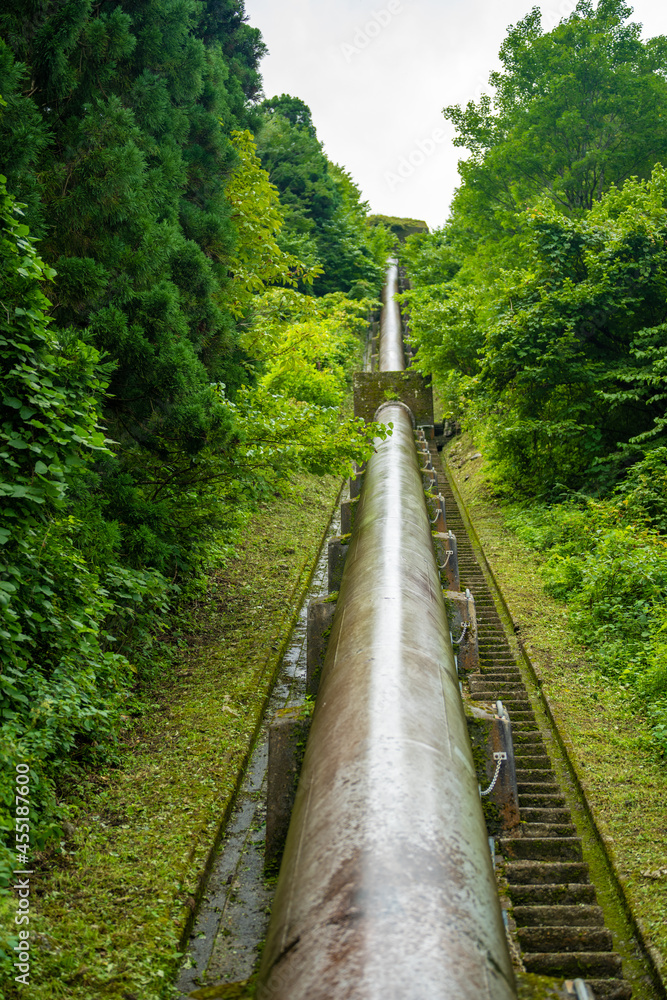 Fototapeta premium 富山県富山市の立山連峰、鍬崎山、大品山、瀬戸蔵山の登山道の風景 A view of the trails in the Tateyama Mountain Range, Mt. Kuwasaki, Mt. Oshina, Mt. Setokura, Toyama city, Toyama prefecture. 