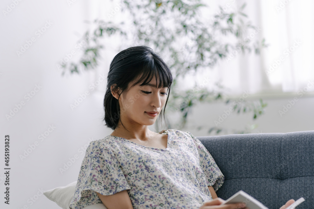 本を読む若い日本人女性