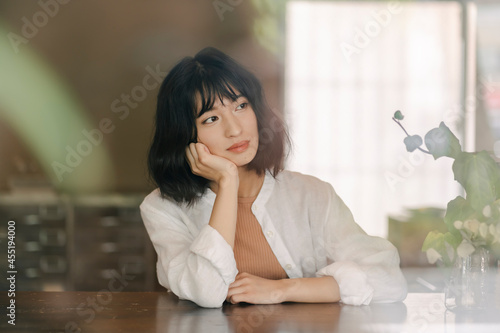頬杖をつく若い日本人女性 photo
