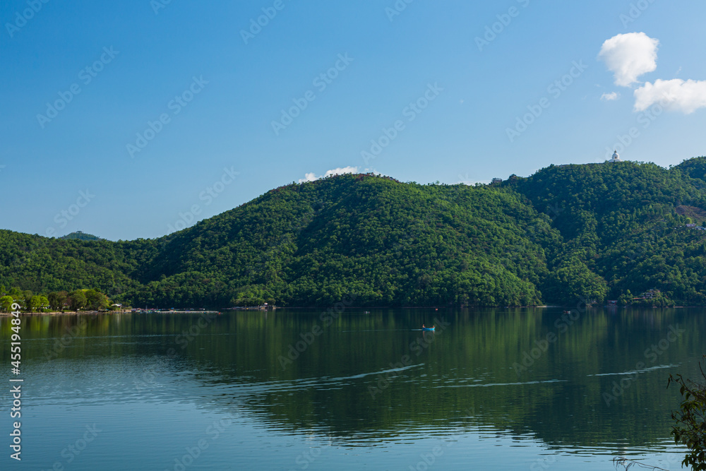 ネパール　ポカラのペワ湖の風景