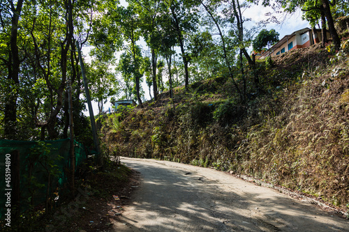ネパール ポカラのペワ湖の郊外へ続く道路