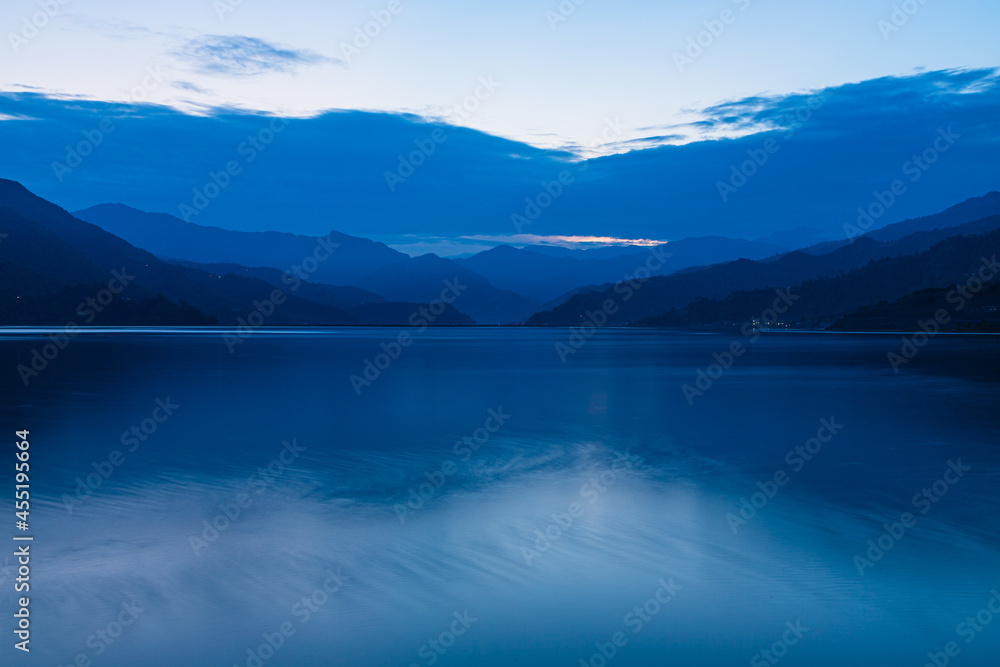 ネパール　ポカラのレイクサイドからの夕暮れ時のペワ湖の風景と山々