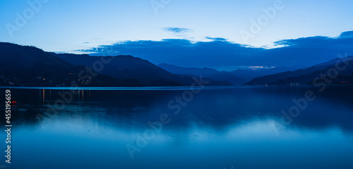 ネパール ポカラのレイクサイドからの夕暮れ時のペワ湖の風景と山々