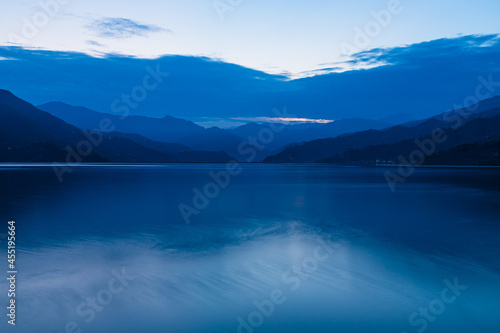 ネパール ポカラのレイクサイドからの夕暮れ時のペワ湖の風景と山々