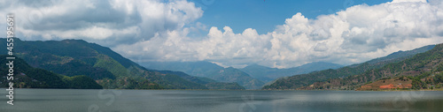 ネパール ポカラのレイクサイドからのペワ湖の風景と山々