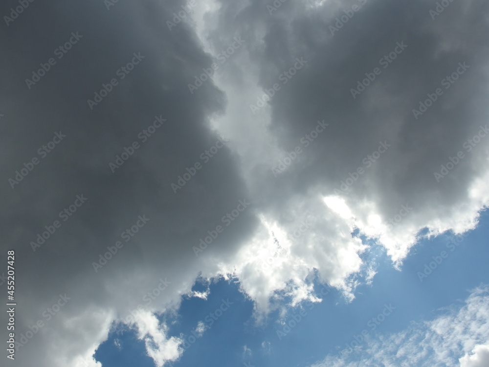 Fototapeta premium 灰色の雲の多い空