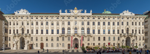 Panoramaansicht des Reichskanzleitraktes in der Hofburg in Wien bei schönem Wetter