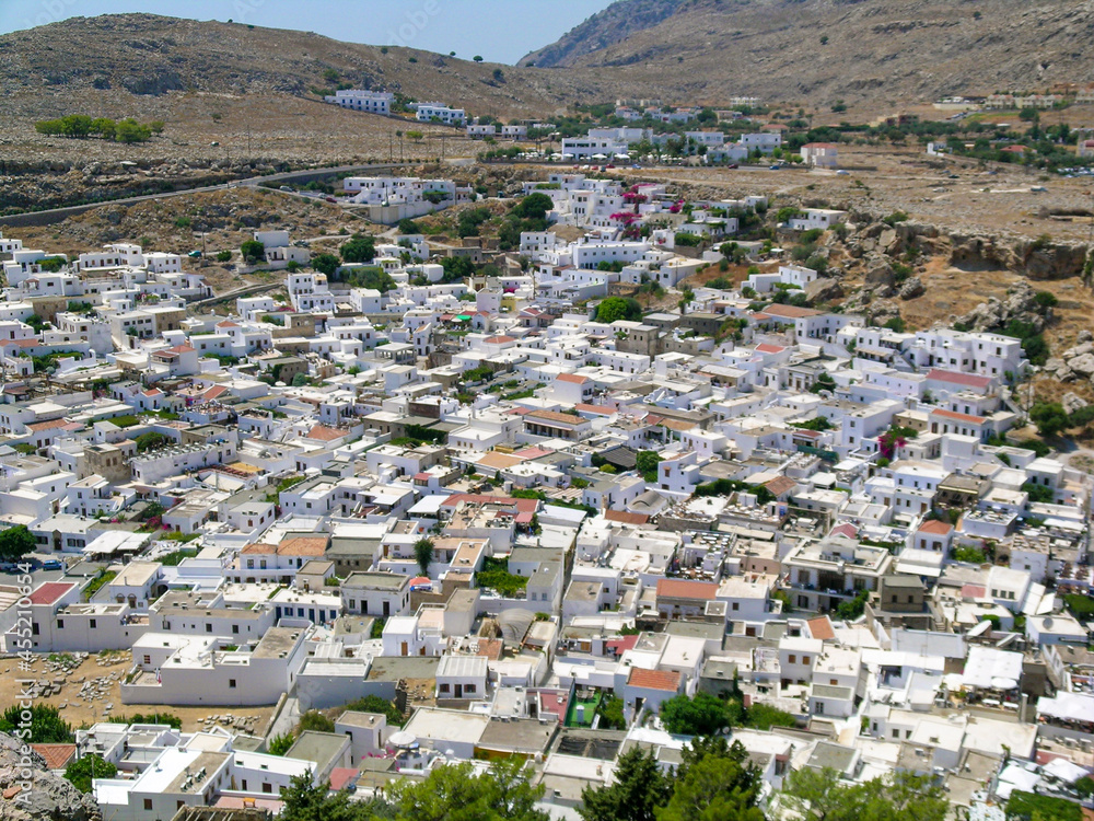 Bungalows und Einfamilienhäuser in der Kleinstadt Lindos auf der griechischen Insel Rhodos aus der Vogelperspektive