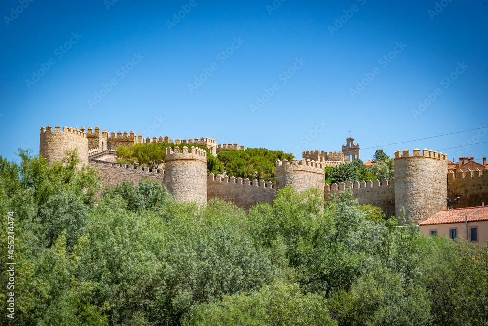 Vista panorámica de la histórica ciudad de Ávila desde el Mirador de Cuatro Postes, España, con sus famosas murallas medievales. Patrimonio Mundial de la UNESCO.