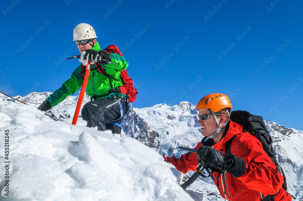 Alpinisten beim Aufstieg im winterlichen Hochgebirge