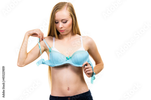 Woman choosing underwired bra © Voyagerix