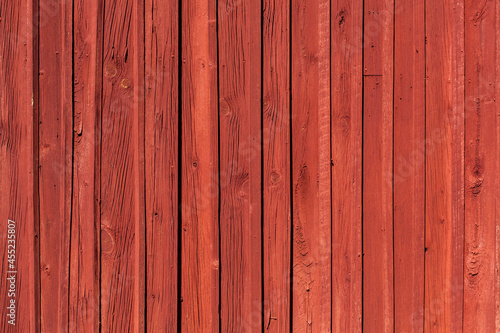 Schwedische rote Hausfassade aus Holz. Gerade senkrechte Linien. Hintergrund. Swedish red wooden house facade. Straight vertical lines. Background.