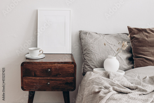 Cuadro en lienzo Vertical white picture frame mockup