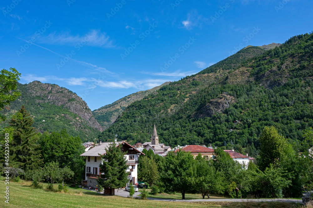 Paysage de montagne dans la vallée de la Tinée dans les Alpes-Maritimes en france en été autour du village de Saint-Etienne-de-Tinée