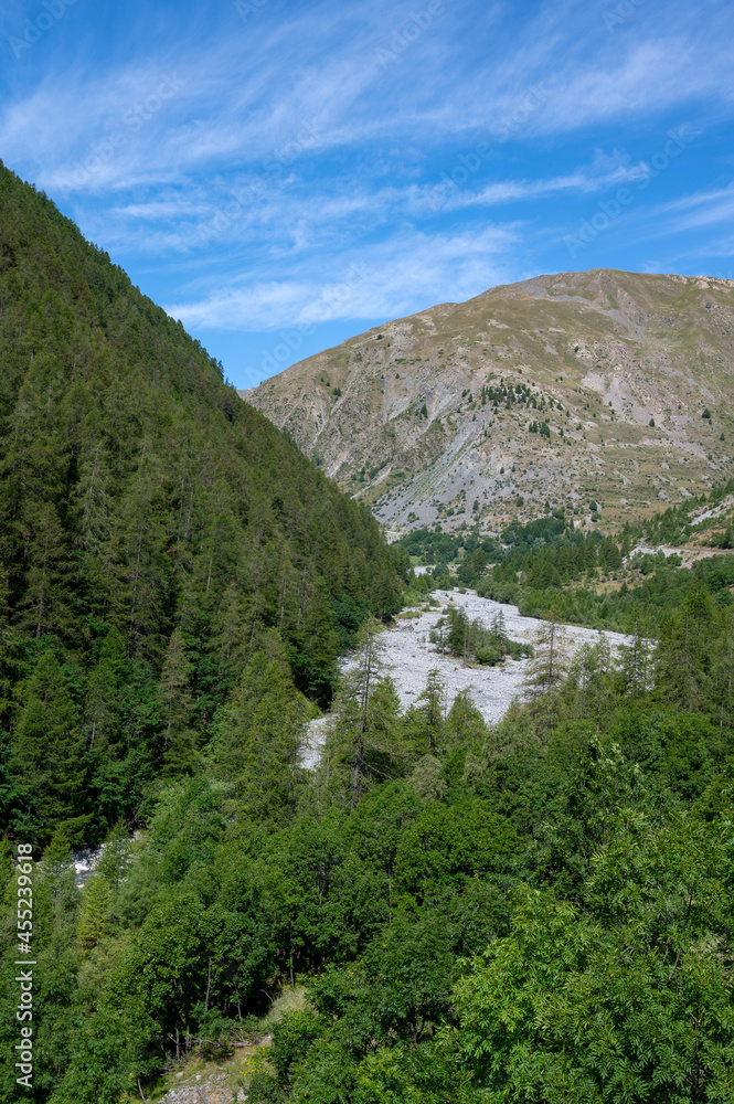 Paysage de montagne dans la vallée de la Tinée dans les Alpes-Maritimes en france en été
