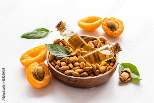 Foto Apricot kernel oil in glass bottles with ripe apricot fruits