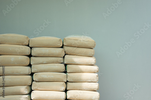 Obraz na płótnie Cement in brown bags w salonie