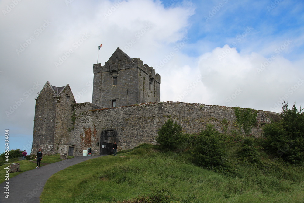 Castillo de Dunguaire, Irlanda. Casa torre del siglo XVI en la bahía de Galway.