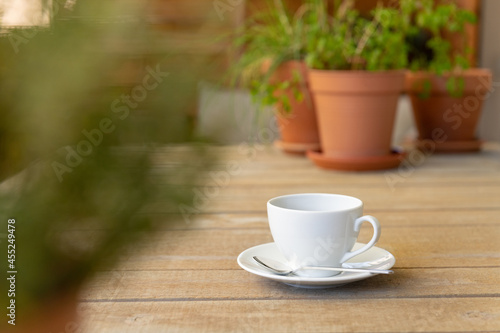 Frische Tasse Kaffe auf Tisch für eine Frühstück am Morgen.