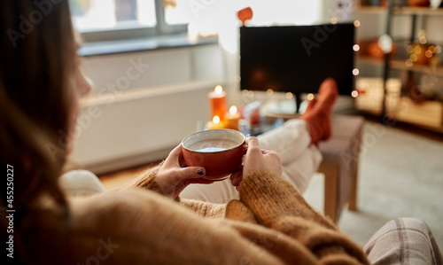 Konstfotografi halloween, holidays and leisure concept - young woman watching tv and drinking h