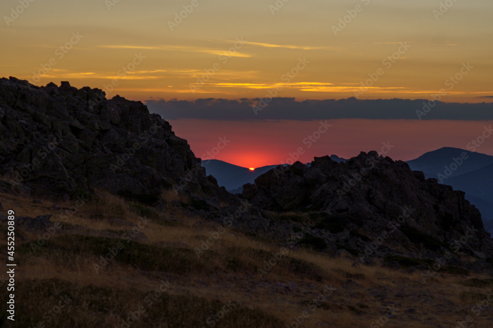 Atardecer dorado en lo alto del Pico de la Maliciosa Atardecer dorado en lo alto del Pico de la Maliciosa